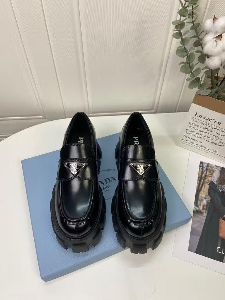 大人気極美品 PRADA ブラックレザー 厚底ローファー☆36 PRADA（プラダ） ローファー 1D185O 055 レディース ブラッシュド